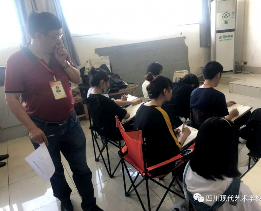 楊曉明校長(zhǎng)查看同學(xué)們的繪畫情況